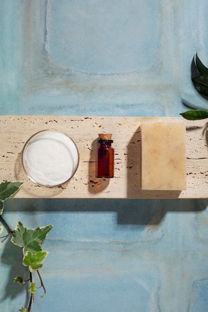 Flat Lay natürliche Selbstpflegeprodukte Anordnung