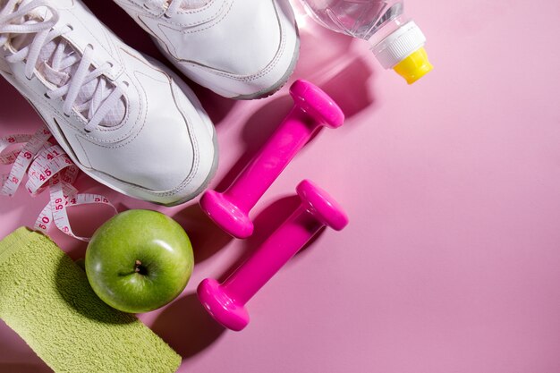 Flat Lay Sport Konzept Gesunde Leben Ausrüstung auf Bright Pink Background. Nahaufnahme mit Kopie Raum.