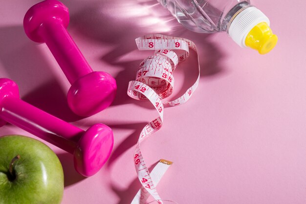 Flat Lay Sport Konzept Gesunde Leben Ausrüstung auf Bright Pink Background. Nahaufnahme mit Kopie Raum.