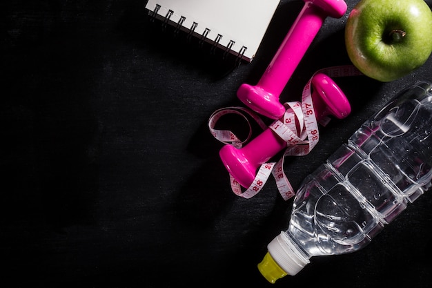 Flat Lay Sport Konzept Gesunde Leben Ausrüstung auf Dark Vibrant Hintergrund. Nahaufnahme mit Kopie Raum.