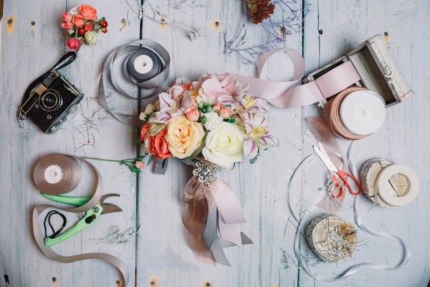 Flatlay von Hochzeit Bouquet, Bänder und Kamera