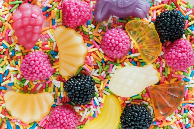 Flatlay von sortierten Geleefrüchten und besprüht strukturierten Hintergrund