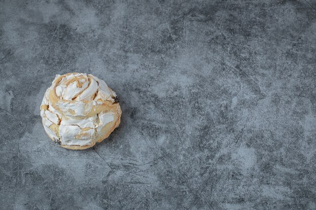 Flauschige Baisermuffins auf grauem Tisch.