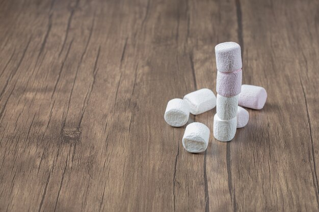 Flauschige Marshmallows auf einem Holztisch.