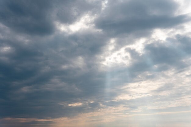 Flauschige Wolken auf einem blauen Himmel