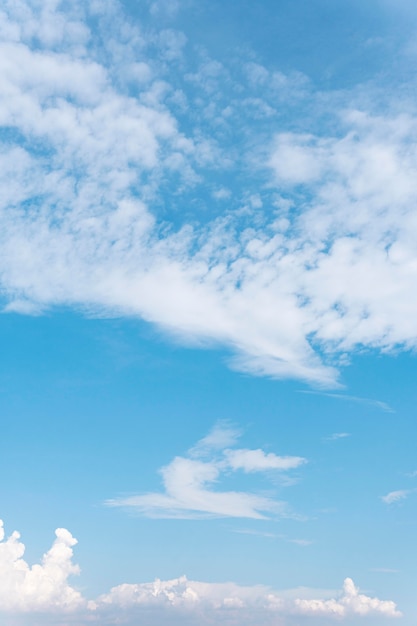 Flauschige Wolken vom Flugzeug aus gesehen