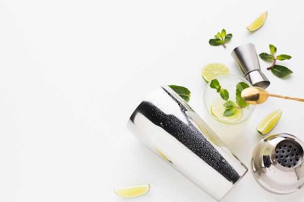 Flay Lay von Cocktail Essentials mit Shaker und Kopierraum