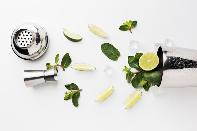 Flay Lay von Cocktail Essentials mit Shaker und Limettenscheiben