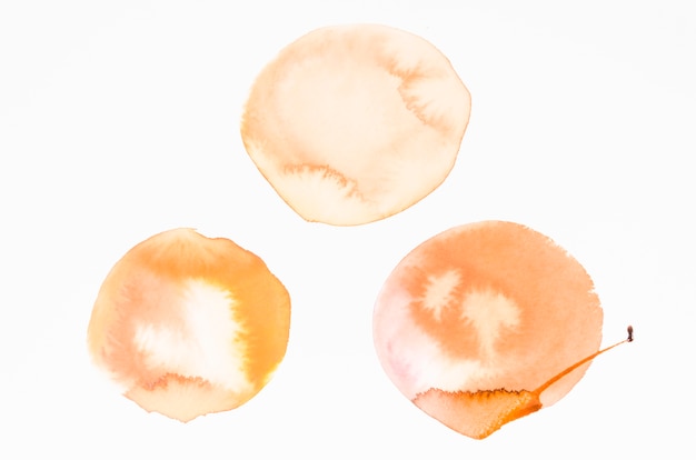 Flecken eines orange Aquarells entwerfen Beschaffenheit auf weißem Hintergrund