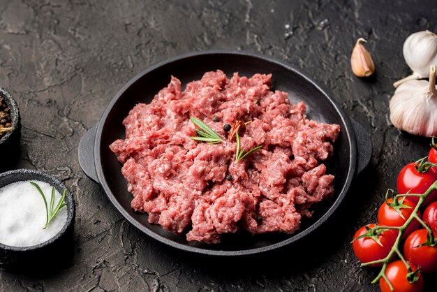 Fleisch auf Teller mit Tomaten und Knoblauch