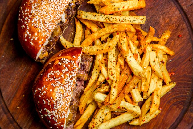 Fleisch Burger Pommes Frites Draufsicht