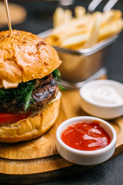 Fleisch Burger Tomate Greenz Käse Ketchup Mayonnaise Seitenansicht