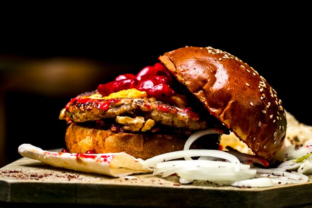 Fleisch Burger Tomaten Zwiebel Bohnen Walnüsse Seitenansicht