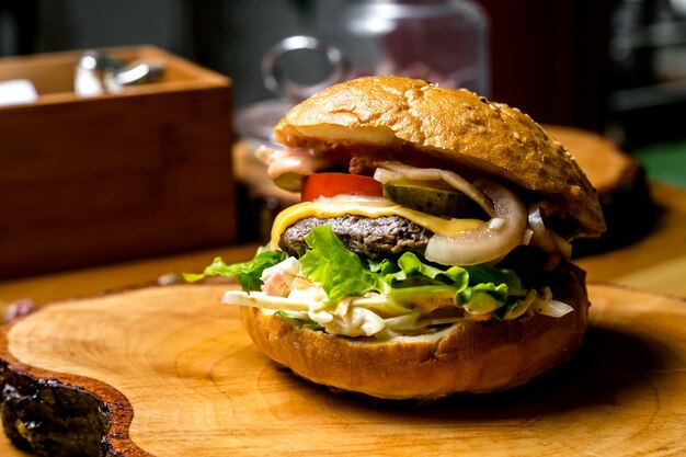 Fleisch Burger Tomaten Zwiebel Krautsalat Käse Gurke Seitenansicht