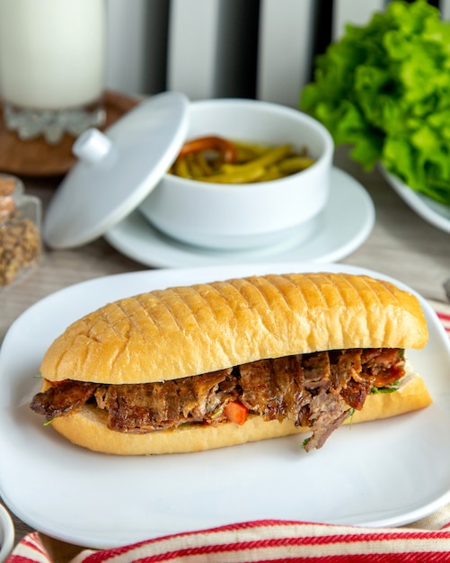 Fleisch Döner Tomaten Zwiebel Grün Seitenansicht