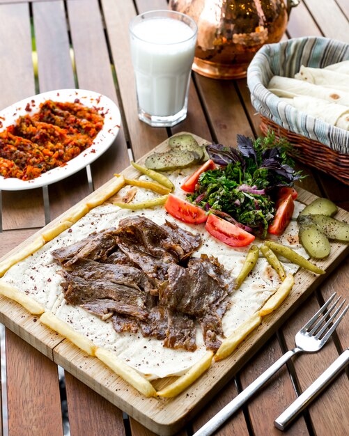 Fleisch in Lavash-Salatgurken-Seitenansicht