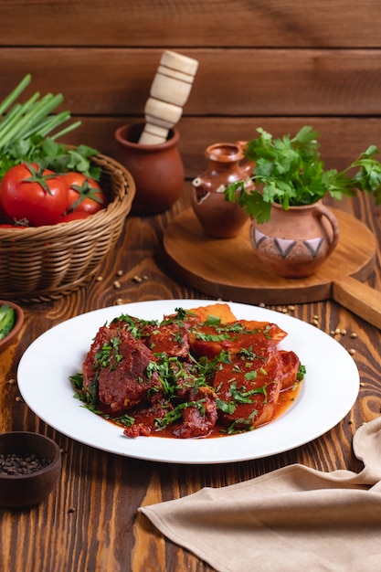 Fleisch in Tomatensauce Kartoffelgrün Seitenansicht