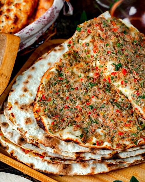 Fleisch lahmacun auf dem Tisch