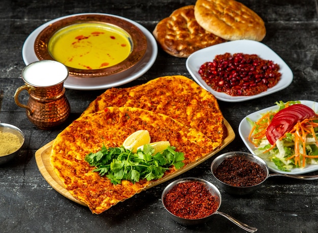 Fleisch lahmajun Suppensalat Gewürze Seitenansicht