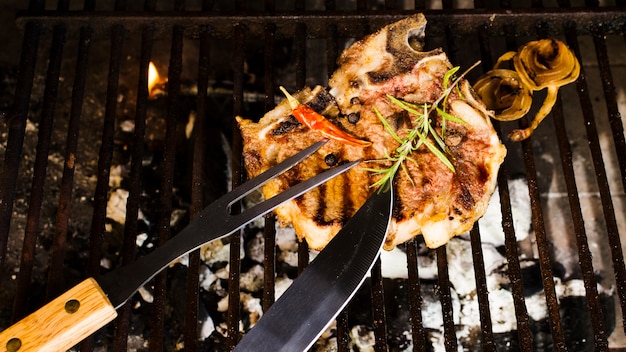 Fleisch mit Gewürzen auf Holzkohlen grillen