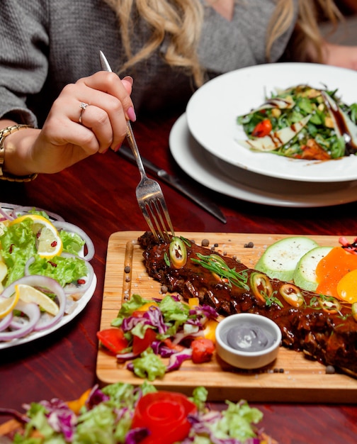 Fleisch mit Rippen mit Sauce belegt