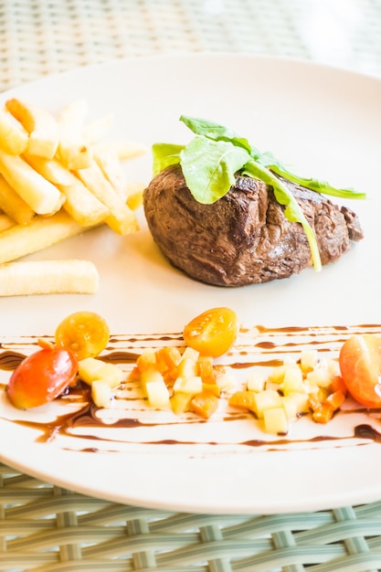 Fleisch mit Salat und Pommes frites