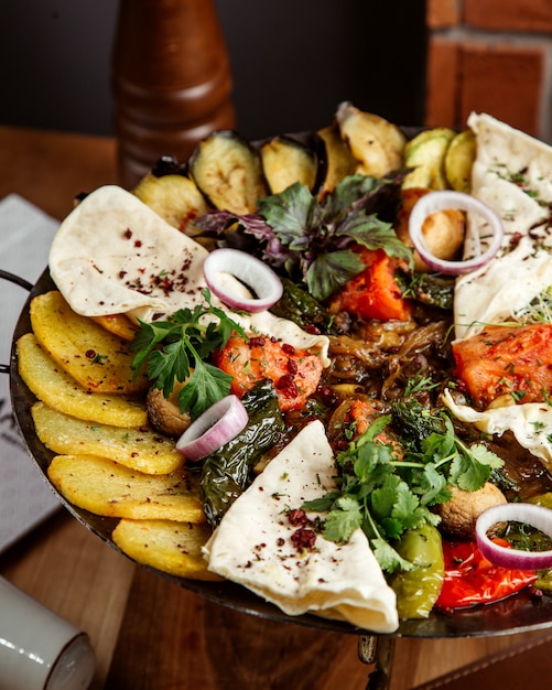 Fleisch Sadj Kartoffel Zwiebel Tomatengrün Lavash Seitenansicht