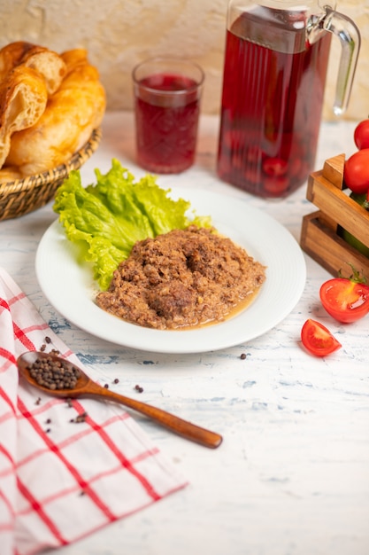 Fleisch sautiert, Turshu Qovurma mit Gemüse.