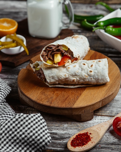 Kostenloses Foto fleisch wrap mit pfeffer serviert