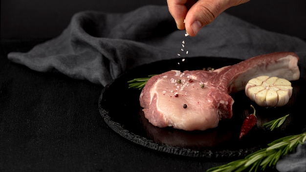 Fleisch zum Kochen auf dem Tisch vorbereitet