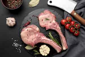 Kostenloses Foto fleisch zum kochen auf holzbrett vorbereitet