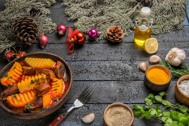 Fleischansuppe der Vorderansicht mit Gemüse und Kartoffeln auf einer dunklen Tischschüssel-Fleischnahrungsbaumsuppe