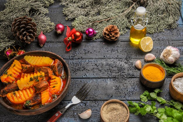 Fleischansuppe der Vorderansicht mit Gemüse und Kartoffeln auf einer dunklen Tischschüssel-Fleischnahrungsbaumsuppe