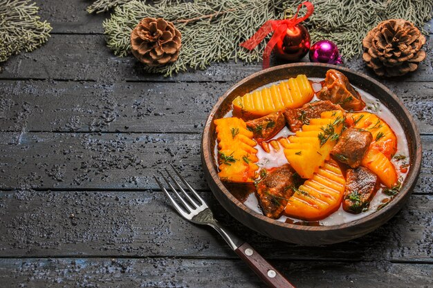 Fleischansuppe der Vorderansicht mit Kartoffeln und Grün auf dunklem Schreibtischschalenbaumfleischsuppenfutter