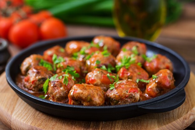 Fleischbällchen in süß-saurer Tomatensauce