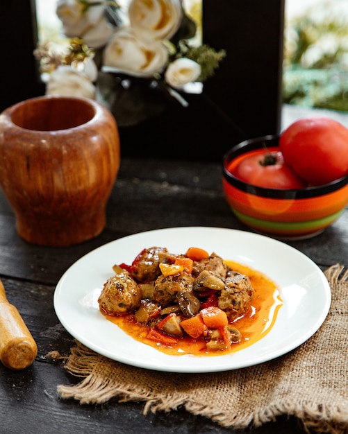 Kostenloses Foto fleischbällchen mit gemüsepilzen in sauce