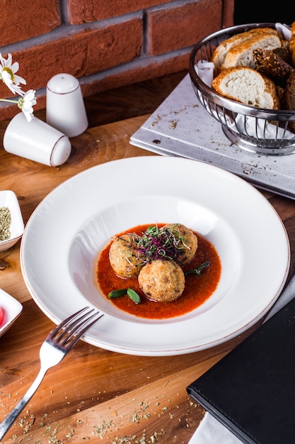 Kostenloses Foto fleischbällchen mit tomatensauce und gemüse