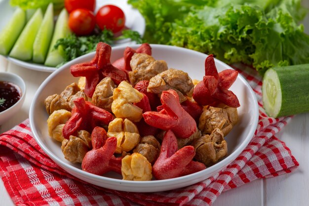 Fleischbällchen Sorte Fleisch auf der weißen Holzoberfläche.