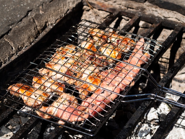 Fleischbraten auf Gestell im offenen Feuer