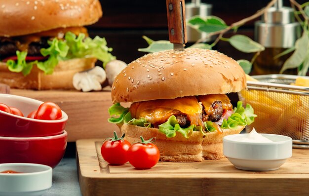 Fleischburger mit geschmolzener Cheddar-Tomate und Salat