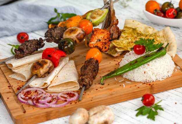 Fleischkebab auf einem Spieß mit Gemüse