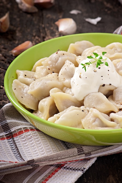 Fleischknödel - russisch gekochte Pelmeni in Teller