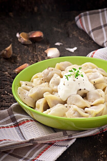 Fleischknödel - russisch gekochte Pelmeni in Teller