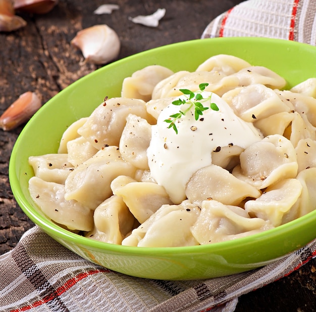 Fleischknödel - russisch gekochte Pelmeni in Teller