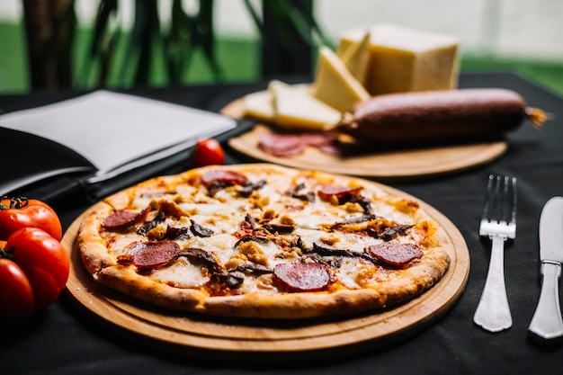 Fleischpizza mit Peperoni-Hähnchen und Rindfleisch