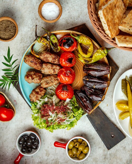 Fleischrindfleisch mit Gemüse auf dem Grill und Zwiebeln