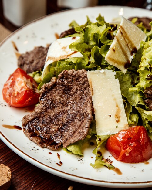 Fleischsalat Salat Tomaten Käse Seitenansicht