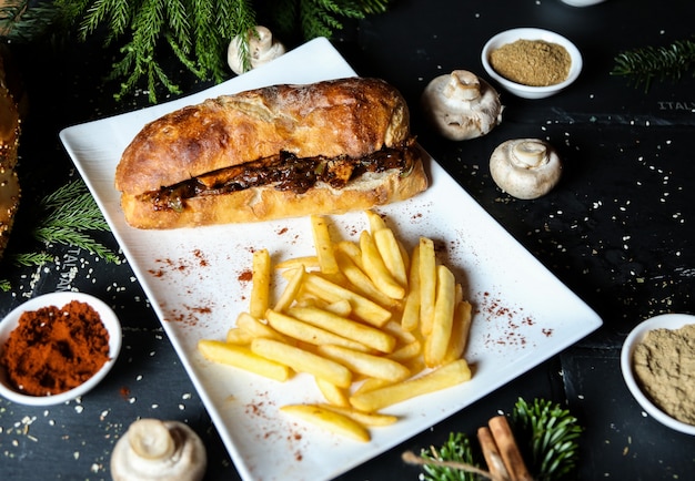 Kostenloses Foto fleischsand mit pommes frites