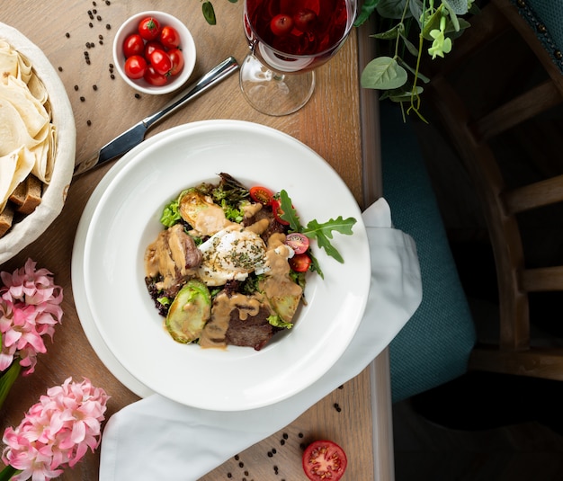 Fleischscheiben in Sauce mit Gemüse