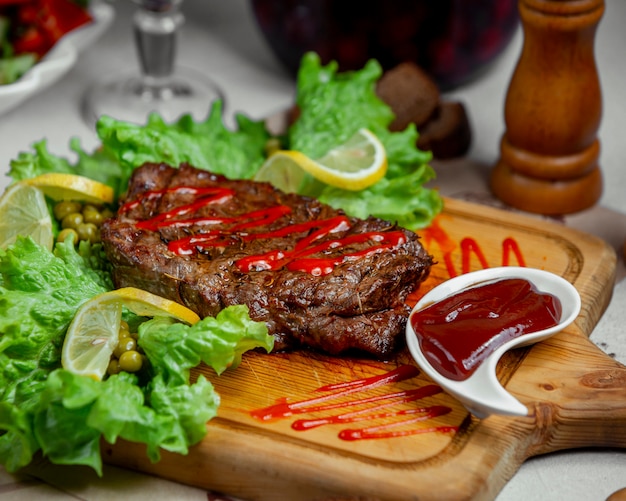 Fleischsteak mit Ketchup serviert